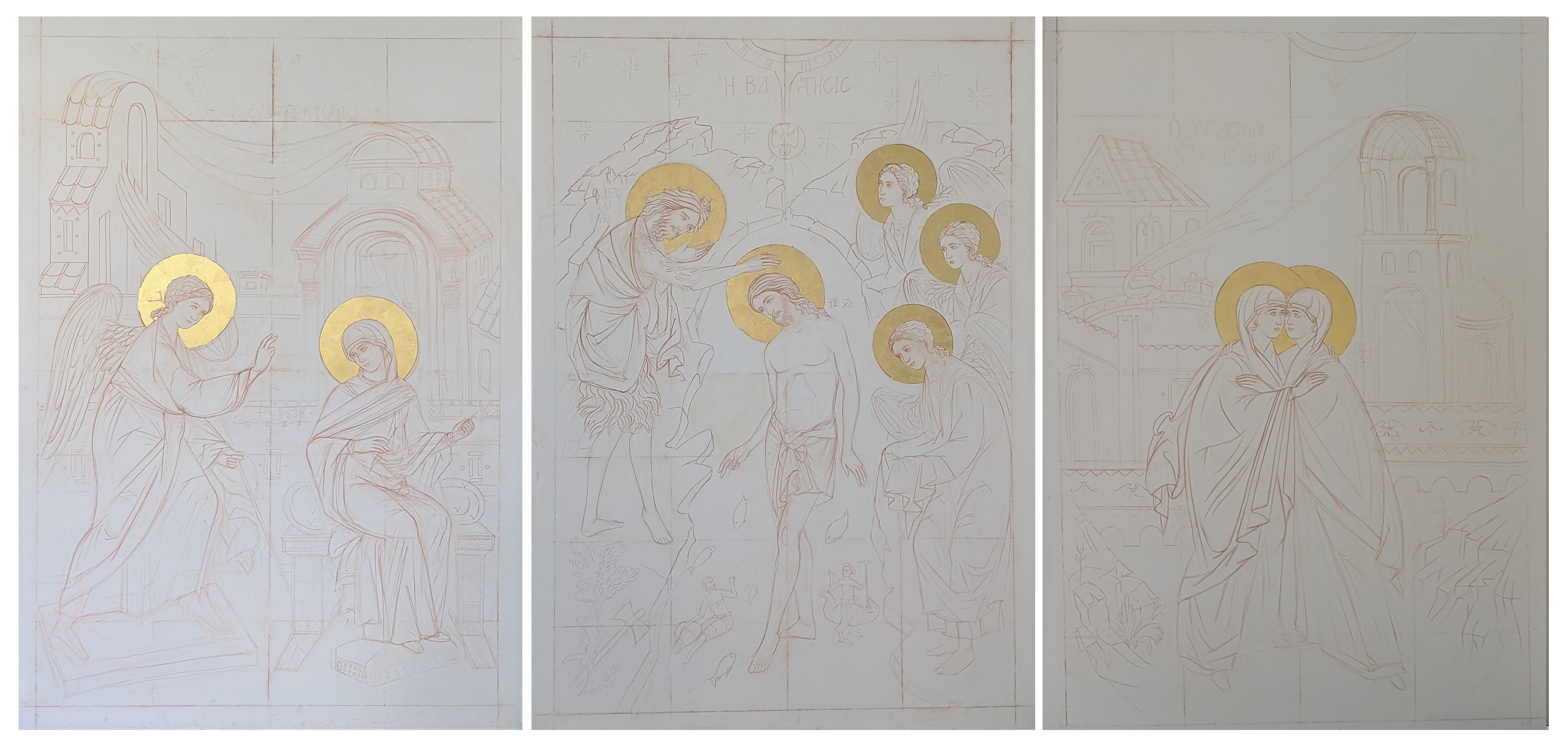 Les nimbes du triptyque recouverts de feuilles d'or fin, captant la lumière.